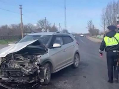 Иномарка протаранила в лоб Таврию на трассе в Крыму, есть жертвы