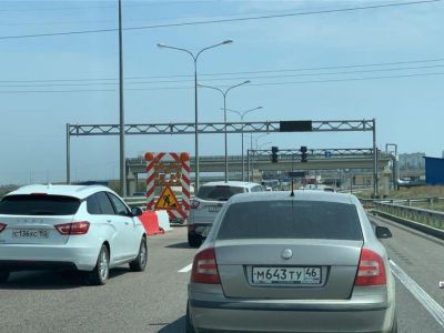 На подъезде к Крымскому мосту образовалась двухкилометровая пробка
