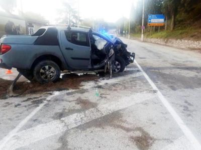 Двое пострадали при столкновении машины с ЛЭП в Крыму