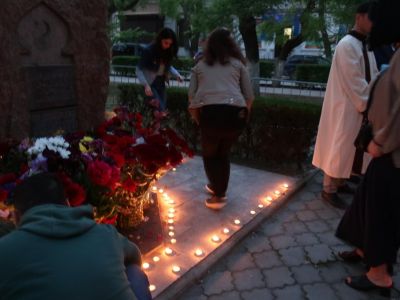 Вечером 18 мая в сквере у памятника депортации крымских татар зажгли свечи
