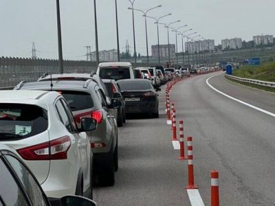 Уезжают: со стороны Керчи образовалась пробка на подходе к Крымскому мосту