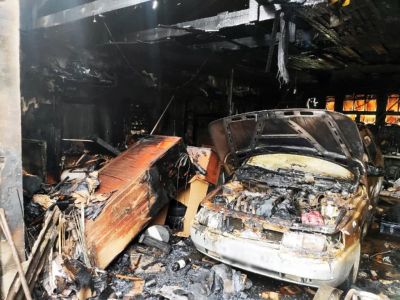 Под Симферополем сгорел гараж с автомобилем
