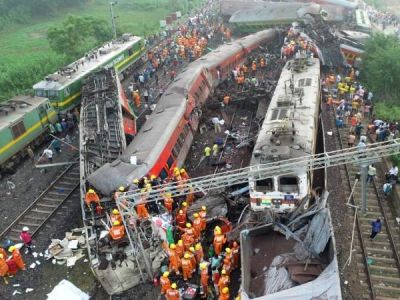 Более 230 человек погибли при крушении поездов в Индии