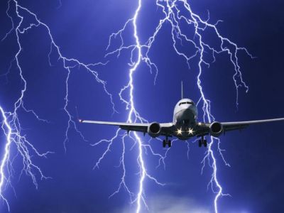 В пассажирский самолет, летевший из Владивостока в Москву, ударила молния