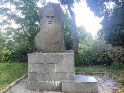 В Крыму обнаружили заброшенный бюст Льва Толстого