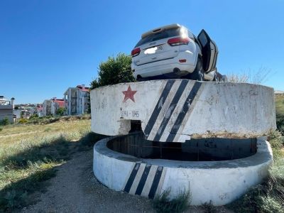 Автомобиль с калужскими номерами припарковался на памятнике в Севастополе