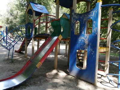 Детская площадка в Морсаду почти не раскачивается