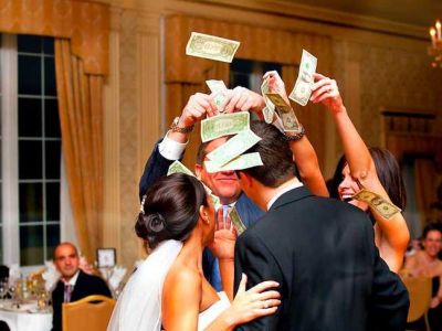 Жителей Узбекистана призвали отказаться от разбрасывания денег на свадьбах