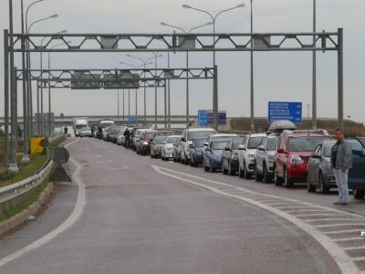 В очереди перед Крымским мостом со стороны Керчи стоят 490 машин