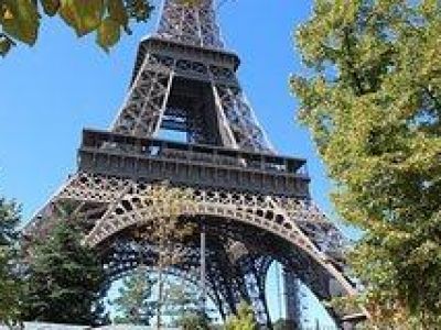 Эйфелеву башню в Париже эвакуировали из-за сообщения о бомбе