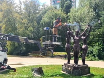 В Симферополе подростки отжимались на памятнике «Три грации»