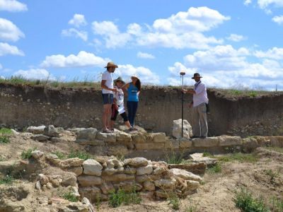 Крымские археологи раскопали древние артефакты