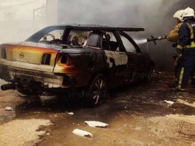 В Крыму из-за сварочной искры сгорел гараж с двумя автомобилями