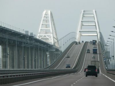 500 автомобилей столпилось у Крымского моста со стороны Керчи
