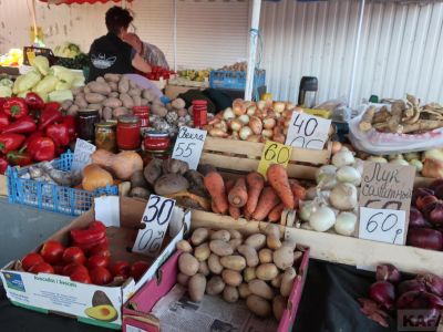Цены на рынке Феодосии:  подорожала курятина и огурцы
