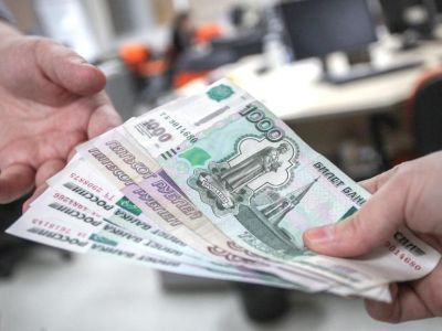 Более 11 тысяч крымских медиков получают специальные социальные выплаты