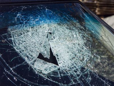 Крымчанин разбил камнем чужой автомобиль, мешавший проезду