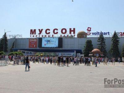 Торговые центры в Севастополе подготовили убежища с запасом воды на случай атак