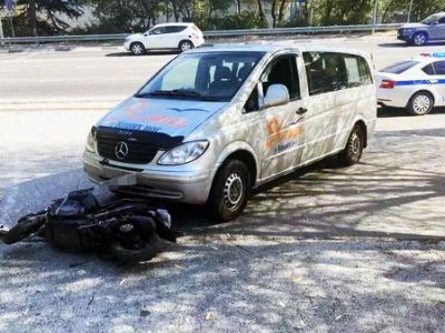 В Ялте микроавтобус сбил подростка на мопеде