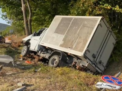 Сегодня на автодороге «Севастополь-Ялта» грузовик врезался в дерево