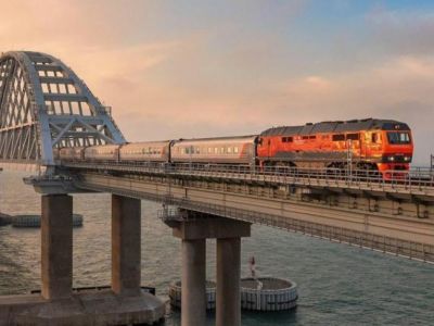 На Крымском мосту пассажир поезда напал на полицейского