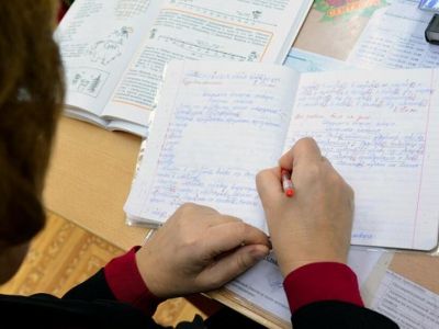 Учителей Севастополя хотят освободить от ручной проверки домашнего задания