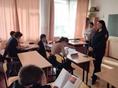 Сотрудники полиции  Феодосии продолжают проводить профилактические беседы со школьниками