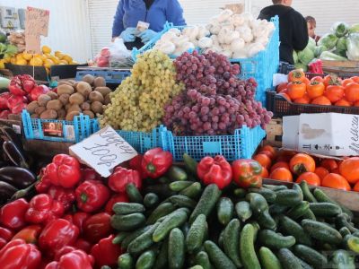 Цены на рынке Феодосии:  подорожали огурцы и помидоры 