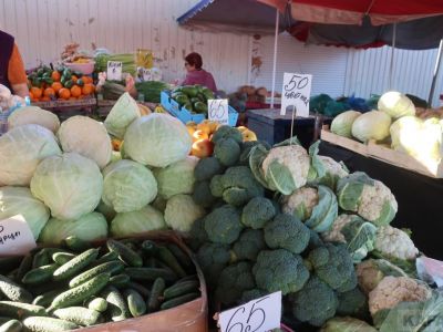 Цены на рынке Феодосии:  подорожали огурцы и помидоры 