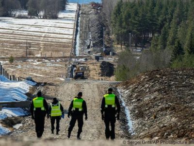 Финские военные начали возводить барьер на границе с Россией