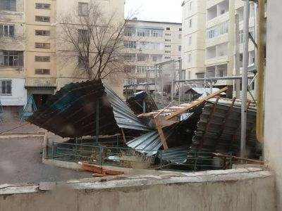 В Керчи с одного из домов ураган сорвал крышу 