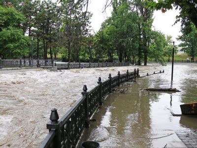 В Симферополе река Салгир затопила часть парка