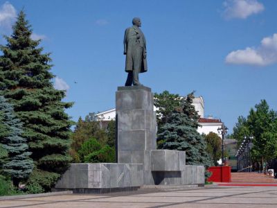 От памятника Ленину в Керчи начали отваливаться плиты