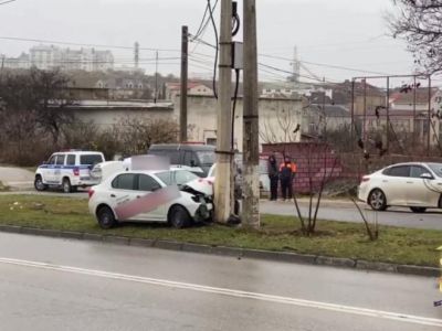 В Севастополе автомобиль врезался в столб, три человека пострадали