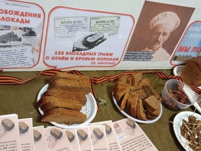 В Петербурге выстроилась очередь за 125 «блокадными» граммами хлеба