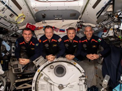 Корабль Crew Dragon с космическими туристами благополучно приводнился в Атлантике