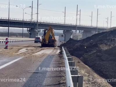 На дороге к Крымскому мосту со стороны Керчи обвалился склон
