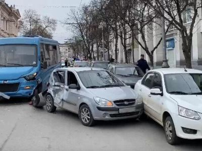 В Севастополе трое детей пострадали при столкновении иномарки с автобусом