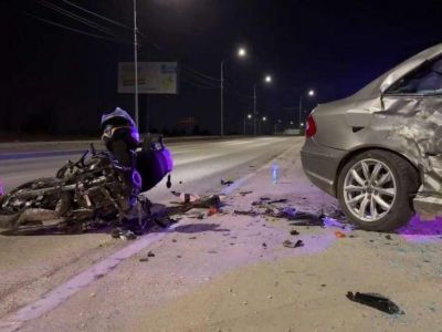 Ночью в Севастополе Mercedes сбил двух подростков на мопеде 