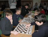 Школьники Феодосии соревновались в игре в шашки