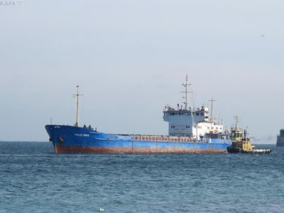Заглохший пароход притащили в Феодосию