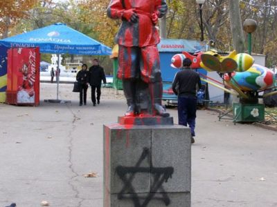 В Крыму памятник Ленину облили краской и нарядили зайцем
