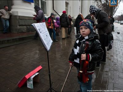 В Крыму маленький скрипач играл для чиновников за 6 миллионов