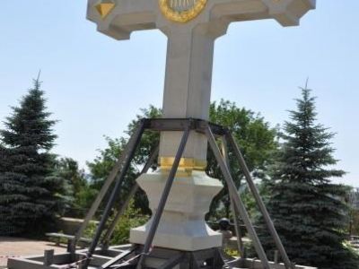 В Крыму освятили самый большой в мире каменный крест