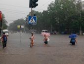 В столице Крыма сегодня очередной ливень стал причиной сильного потопа (фоторепортаж)