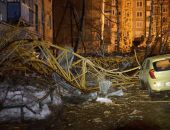 В Екатеринбурге строительный кран упал на жилой дом, погиб крановщик
