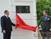 В Феодосии на фасаде музея древностей открыли доску Л.Колли