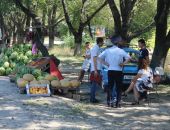 В столице Крыма в ходе рейда брошенный стихийными торговцами товар вывезли мусоровозом