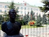 В столице Крыма у входа в часовню возле прокуратуры поставили бюст Николаю II