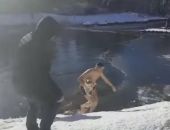 В столице Крыма мужчина прыгнул в ледяную воду, чтобы спасти тонущую собаку (видео)